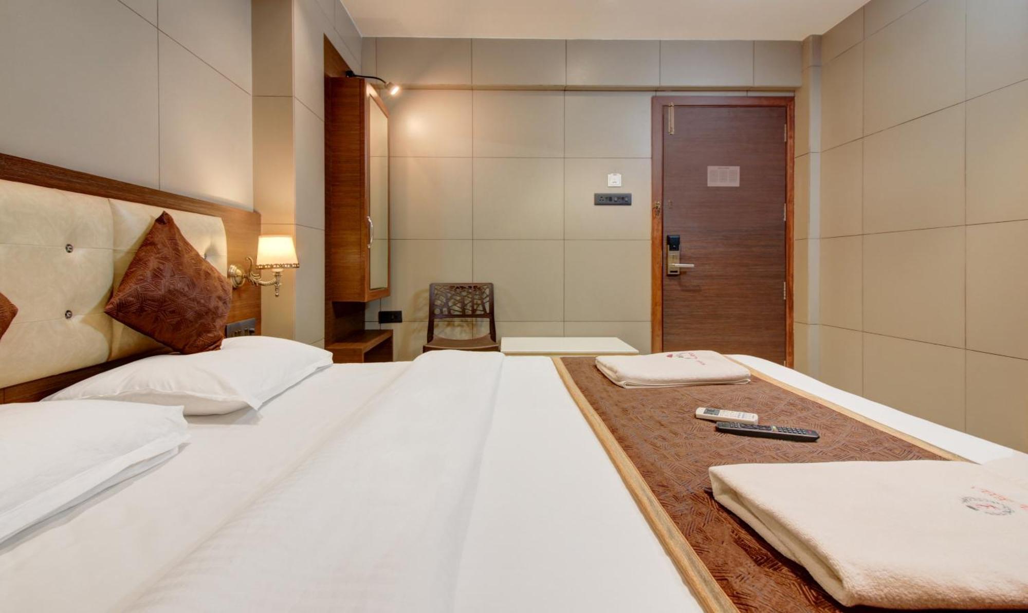Hotel Leela Kalján Kültér fotó