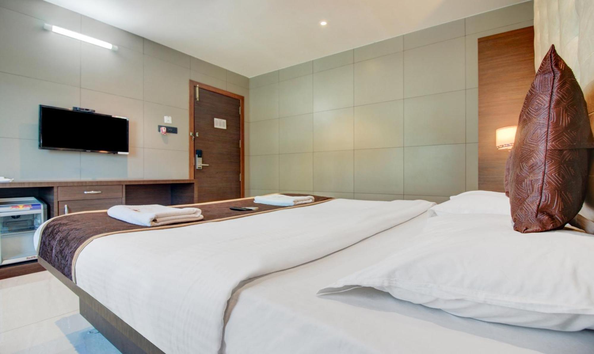Hotel Leela Kalján Kültér fotó